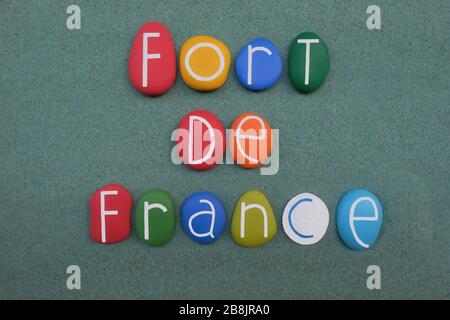 Fort-de-France, capitale della Martinica, un dipartimento d'oltremare della Francia situato nei Caraibi, souvenir con lettere in pietra multicolore Foto Stock