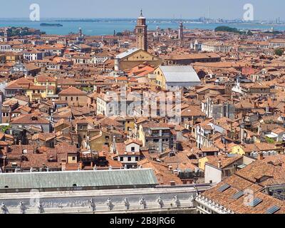 Dal Campanile si affaccia sui tetti rossi di Venezia in direzione della torre Santo Stefano Foto Stock