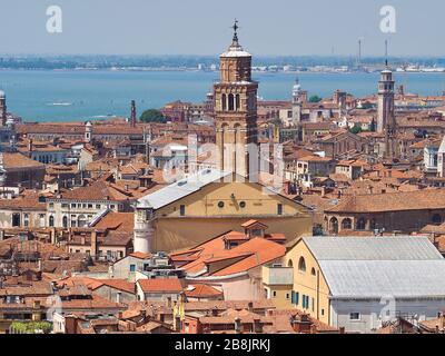 Dal Campanile si affaccia sui tetti rossi di Venezia in direzione della torre Santo Stefano Foto Stock