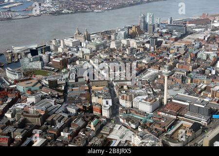 Vista aerea del centro città di Liverpool che si affaccia sul Liver Building e sul fiume Mersey Foto Stock
