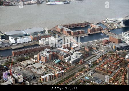 Vista aerea dello skyline di Liverpool con il Royal Albert Dock e la M&S Bank Arena prominente Foto Stock