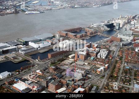 Vista aerea dello skyline di Liverpool con il Royal Albert Dock e la M&S Bank Arena prominente Foto Stock