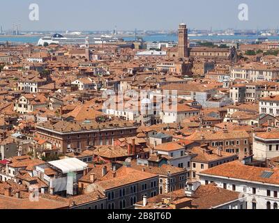 Dal Campanile si affaccia sui tetti rossi di Venezia in direzione della torre Santo Stefano Foto Stock