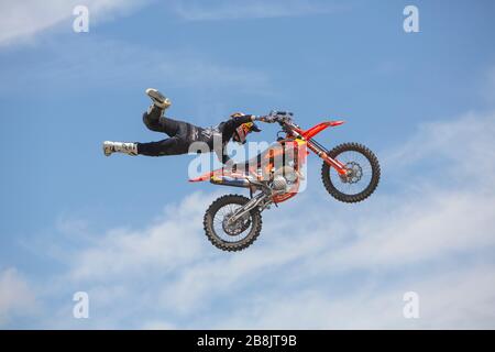 Goodwood, Chichester, Regno Unito Luglio 2019 Stunt, Jump, moto cross pilota freestyle volare in cielo con la sua moto al Goodwood Festival of Speed Foto Stock