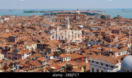 Dal Campanile si affaccia sui tetti rossi di Venezia in direzione della torre Santo Stefano Foto Stock