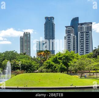 Ufficio e residenze alte torri vista dal Lago KLCC Park Kuala Lumpur Malesia. Foto Stock