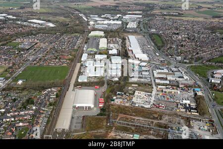 Vista aerea dell'industria e delle aziende lungo la A49 Warrington, guardando a nord fino allo svincolo 9 dell'autostrada M62 Foto Stock