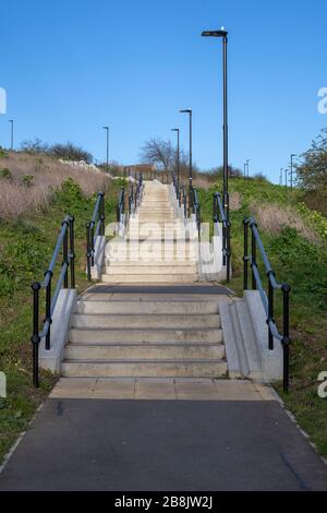 Scalini che portano dalla stazione a Leigh-on-Sea, Essex, Inghilterra Foto Stock
