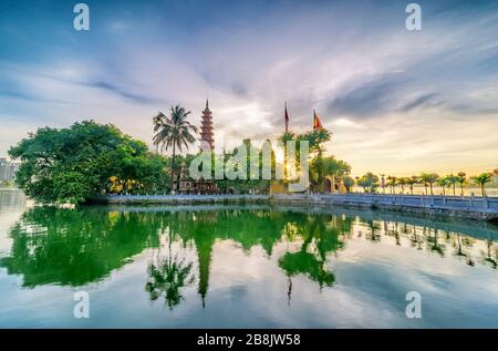 Tran Quoc pagoda nel pomeriggio ad Hanoi, Vietnam. Questa pagoda si trova su una piccola isola vicino alla riva sudorientale del Lago Ovest. Questo è il oldes Foto Stock