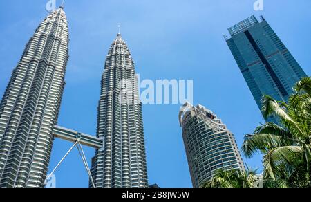 Petronas Twin Towers Maxi Tower e Four Seasons Hotel Kuala Lumpur Malesia. Foto Stock