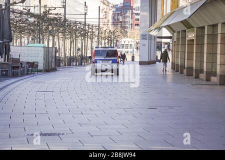 22 marzo 2020, Hessen, Francoforte sul meno: Un'auto della polizia passa sopra il miglio commerciale di Francoforte Zeil, che altrimenti è quasi deserta. La domenica molte persone di solito vengono qui per fare acquisti in Windows. Foto: Frank Rumpenhorst/dpa Foto Stock