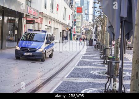 22 marzo 2020, Hessen, Francoforte sul meno: Un'auto della polizia si sposta sul viale commerciale Zeil di Francoforte, che altrimenti è quasi deserta. La domenica molte persone di solito vengono qui per fare acquisti in Windows. Foto: Frank Rumpenhorst/dpa Foto Stock