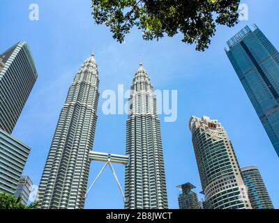 Petronas Twin Towers Petronas Tower 3 Maxi Tower e Four Seasons Hotel Kuala Lumpur Malesia. Foto Stock