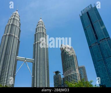 Petronas Twin Towers Maxi Tower e Four Seasons Hotel Kuala Lumpur Malesia. Foto Stock