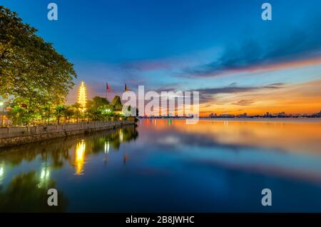 Tran Quoc pagoda nel pomeriggio ad Hanoi, Vietnam. Questa pagoda si trova su una piccola isola vicino alla riva sudorientale del Lago Ovest. Questo è il oldes Foto Stock