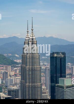 Petronas Twin Towers e grattacieli del Kuala Lumpur City Centre KLCC vista dalla KL Tower a Kuala Lumpur, Malesia. Foto Stock