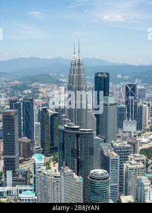 Petronas Twin Towers e grattacieli del Kuala Lumpur City Centre KLCC vista dalla KL Tower a Kuala Lumpur, Malesia. Foto Stock