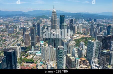 Petronas Twin Towers e grattacieli del Kuala Lumpur City Centre KLCC vista dalla KL Tower a Kuala Lumpur, Malesia. Foto Stock