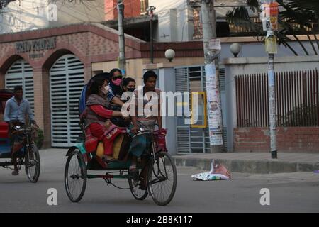 Covid 19 21 marzo 2020 tre ragazze stanno andando in corsa di rischio senza manziare alcuna distanza Foto Stock