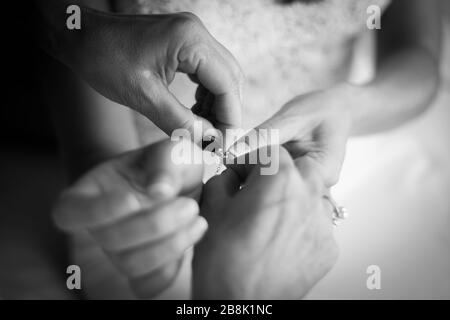 Bracalet, madre vestendo la figlia per il suo matrimonio Foto Stock