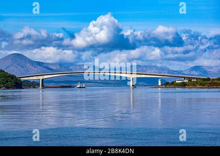 Nave che passa sotto il ponte di He Skye Road che collega l'isola di Skye a Kyleakin con la terra continentale scozzese a Kyle di Lochalsh Highland Scozia Foto Stock