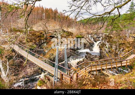 Cascate di Rogie sul fiume Black Water con ponte sospeso situato tra Garve e Contin al largo della A835 a ovest di Inverness nella Scozia settentrionale Foto Stock