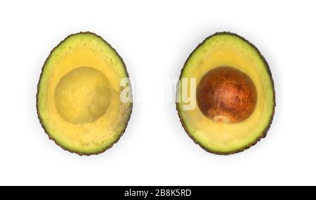 Decantare lentamente le fette di avocado su sfondo bianco Foto Stock