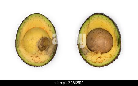 Decantare lentamente le fette di avocado su sfondo bianco Foto Stock