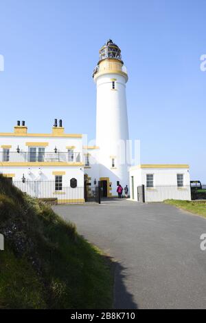 Faro di Turnberry adiacente al campo da golf di Turnberry vicino a Maybole in Ayrshire, Scozia. In piedi a 24 metri di altezza, con 76 gradini in alto, la T Foto Stock