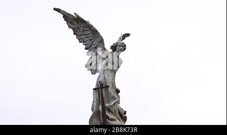 Comillas, Spagna: L'Àngel exterminador dello scultore catalano Josep Llimona al Cimitero. Il cimitero è stato restaurato nel 1893 Foto Stock