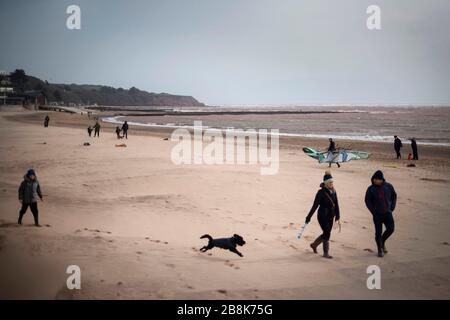 Escursionisti e kite surfers a Exmouth Beach, nonostante il governo che consiglia al pubblico di ridurre l'interazione sociale a causa dell'epidemia di coronovirus. Data foto: Domenica 22 marzo 2020. Il credito per le foto deve essere: Victoria Jones/PA Wire Foto Stock