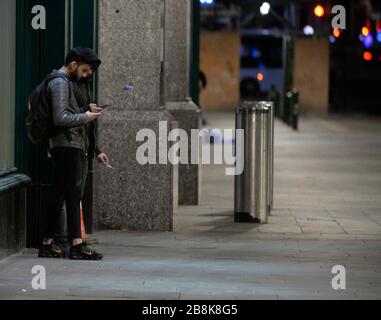 Glasgow, Scozia, Regno Unito. 21 marzo 2020 con pub, club e ristoranti chiusi a causa del centro di Coronavirus Glasgow è quasi deserto. Foto Stock