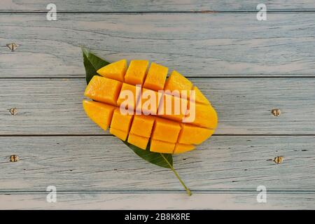primo piano di frutta di mango su sfondo di legno Foto Stock
