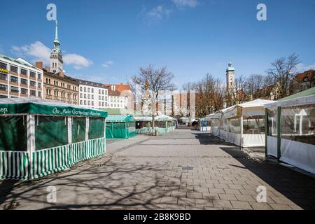 Baviera-Monaco-Germania, 22. März 2020: Strade vuote al Viktualienmarkt di Monaco a causa della chiusura a causa del virus corona Foto Stock