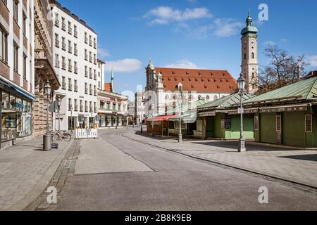 Baviera-Monaco-Germania, 22. März 2020: Strade vuote al Viktualienmarkt di Monaco a causa della chiusura a causa del virus corona Foto Stock