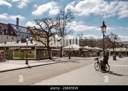 Baviera-Monaco-Germania, 22. März 2020: Strade vuote al Viktualienmarkt di Monaco a causa della chiusura a causa del virus corona Foto Stock