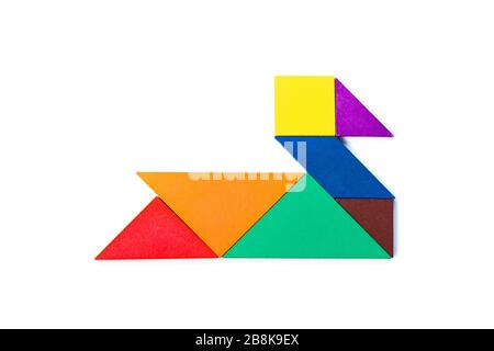 Puzzle tangram in legno colore a forma di cigno o anatra su sfondo bianco Foto Stock