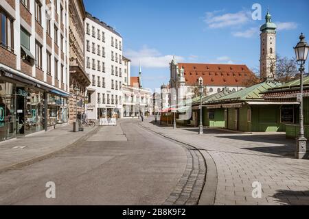 Baviera-Monaco-Germania, 22. März 2020: Strade vuote al Viktualienmarkt di Monaco a causa della chiusura a causa del virus corona Foto Stock