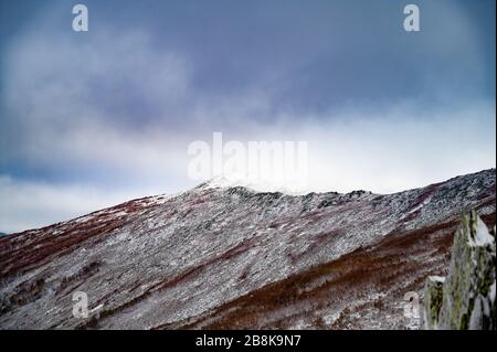 Montagna innevata in un giorno con un sacco di nuvola Foto Stock