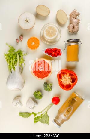 Ingredienti per rendere immunità che amplifica, salute alimenti selezione ricca di antiossidanti, minerali, vitamine su sfondo giallo, mangiare pulito, sano Foto Stock