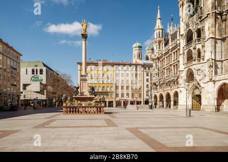 Baviera-Monaco-Germania, 22. März 2020: Strade vuote a Marienplatz, Monaco di Baviera a causa della chiusura a causa del virus corona Foto Stock