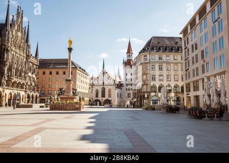 Baviera-Monaco-Germania, 22. März 2020: Strade vuote a Marienplatz, Monaco di Baviera a causa della chiusura a causa del virus corona Foto Stock