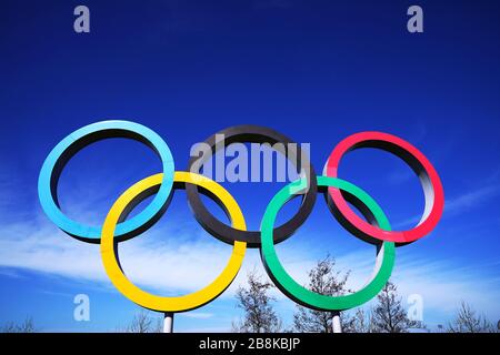 Una visione generale degli anelli olimpici vicino al Queen Elizabeth Olympic Park di Londra, dopo che Global Athlete ha aggiunto la sua voce a coloro che chiedono che le Olimpiadi di Tokyo siano rinviate quest'estate a causa dell'epidemia di coronavirus. Foto Stock