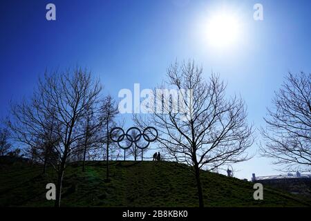 Una visione generale degli anelli olimpici vicino al Queen Elizabeth Olympic Park di Londra, dopo che Global Athlete ha aggiunto la sua voce a coloro che chiedono che le Olimpiadi di Tokyo siano rinviate quest'estate a causa dell'epidemia di coronavirus. Foto Stock