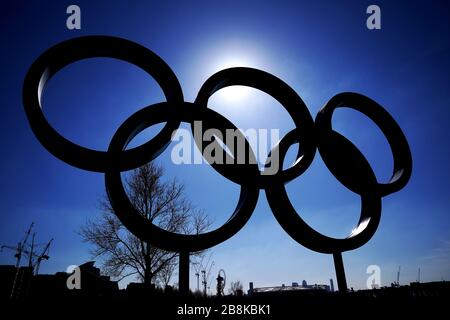Una visione generale degli anelli olimpici vicino al Queen Elizabeth Olympic Park di Londra, dopo che Global Athlete ha aggiunto la sua voce a coloro che chiedono che le Olimpiadi di Tokyo siano rinviate quest'estate a causa dell'epidemia di coronavirus. Foto Stock