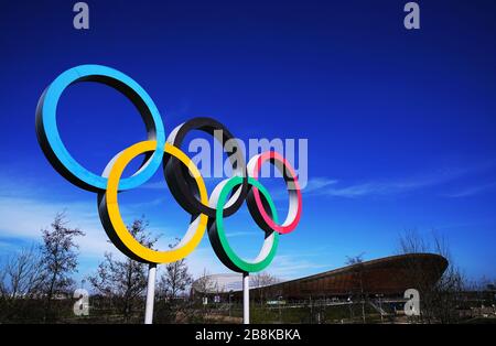 Una visione generale degli anelli olimpici vicino al Queen Elizabeth Olympic Park di Londra, dopo che Global Athlete ha aggiunto la sua voce a coloro che chiedono che le Olimpiadi di Tokyo siano rinviate quest'estate a causa dell'epidemia di coronavirus. Foto Stock