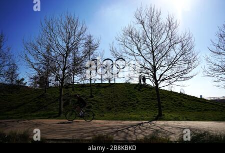 Una visione generale degli anelli olimpici vicino al Queen Elizabeth Olympic Park di Londra, dopo che Global Athlete ha aggiunto la sua voce a coloro che chiedono che le Olimpiadi di Tokyo siano rinviate quest'estate a causa dell'epidemia di coronavirus. Foto Stock