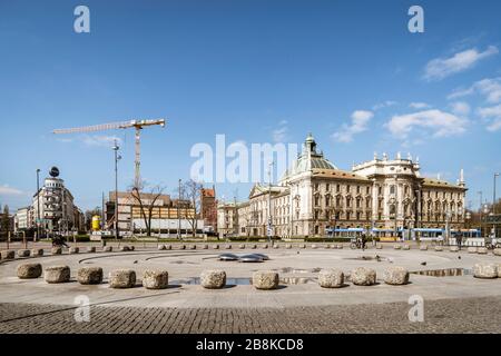 Baviera-Monaco-Germania, 22. März 2020: Strade vuote al Karlsplatz Stachus di Monaco a causa della chiusura a causa del virus corona Foto Stock