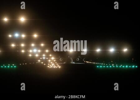 Pardubice, Repubblica Ceca. 21 Mar 2020. L'aereo da carico ucraino AN-124 Ruslan atterra all'aeroporto di Pardubice, Repubblica Ceca, sabato 21 marzo 2020. Aeroplano ha portato assistenza medica e materiali protettivi dalla Cina per combattere il coronavirus COVID-19. Credit: David Tanecek/CTK Photo/Alamy Live News Foto Stock