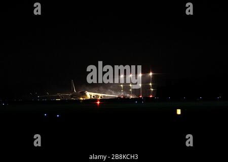 Pardubice, Repubblica Ceca. 21 Mar 2020. L'aereo da carico ucraino AN-124 Ruslan atterra all'aeroporto di Pardubice, Repubblica Ceca, sabato 21 marzo 2020. Aeroplano ha portato assistenza medica e materiali protettivi dalla Cina per combattere il coronavirus COVID-19. Credit: David Tanecek/CTK Photo/Alamy Live News Foto Stock